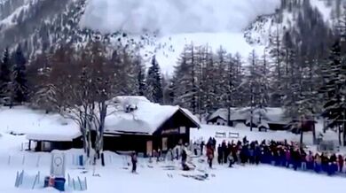 Lyžaři v Courmayeuru unikli obrovské mase sněhu