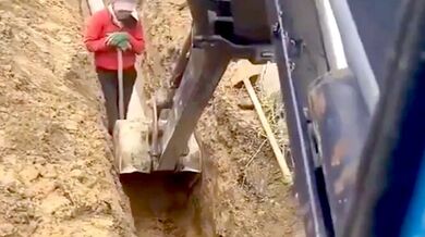 Lžíce stroje zachránila dělníka před zřícením zdi