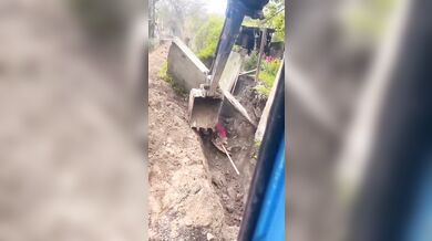 Lžíce stroje zachránila dělníka před zřícením zdi