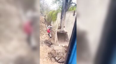 Lžíce stroje zachránila dělníka před zřícením zdi