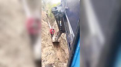 Lžíce stroje zachránila dělníka před zřícením zdi