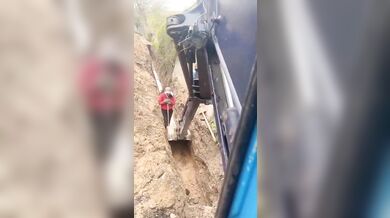 Lžíce stroje zachránila dělníka před zřícením zdi