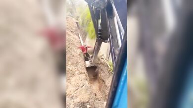 Lžíce stroje zachránila dělníka před zřícením zdi