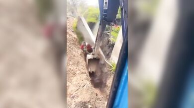 Lžíce stroje zachránila dělníka před zřícením zdi