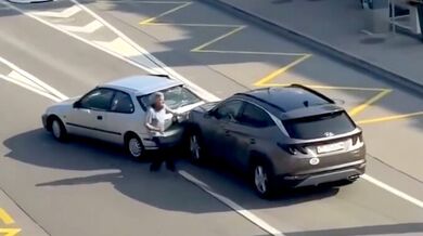 Havárie v Losone: Auto po nárazu skončilo v příkopu na střeše dalších vozů