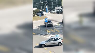 Havárie v Losone: Auto po nárazu skončilo v příkopu na střeše dalších vozů