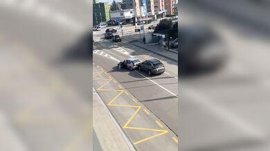 Havárie v Losone: Auto po nárazu skončilo v příkopu na střeše dalších vozů