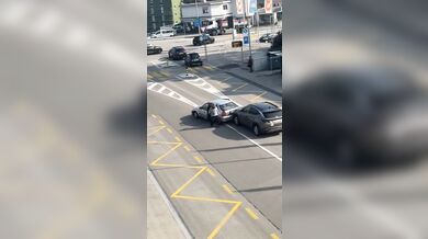 Havárie v Losone: Auto po nárazu skončilo v příkopu na střeše dalších vozů