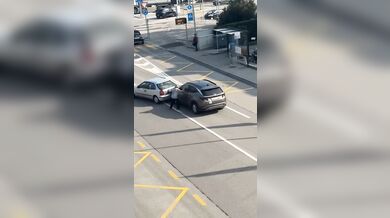 Havárie v Losone: Auto po nárazu skončilo v příkopu na střeše dalších vozů