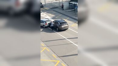 Havárie v Losone: Auto po nárazu skončilo v příkopu na střeše dalších vozů