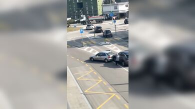 Havárie v Losone: Auto po nárazu skončilo v příkopu na střeše dalších vozů