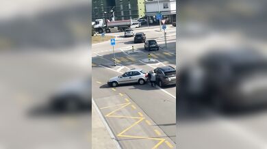 Havárie v Losone: Auto po nárazu skončilo v příkopu na střeše dalších vozů