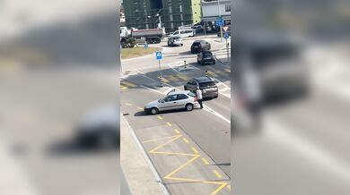 Havárie v Losone: Auto po nárazu skončilo v příkopu na střeše dalších vozů