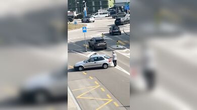 Havárie v Losone: Auto po nárazu skončilo v příkopu na střeše dalších vozů