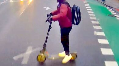 Autobus s žáky srazil sedmnáctiletého mladíka na koloběžce