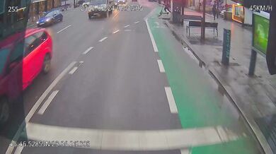 Autobus s žáky srazil sedmnáctiletého mladíka na koloběžce