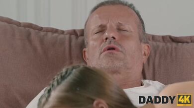 Muž šuká přítelkyni svého syna při sledování televize - Olivia Sparkle