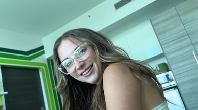 Drobná nevlastní sestra chce pomoct se svou první sexuální nahrávkou