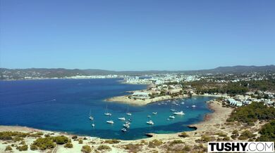 TUSHY - Ohromující Little Caprice má vášnivý anální sex