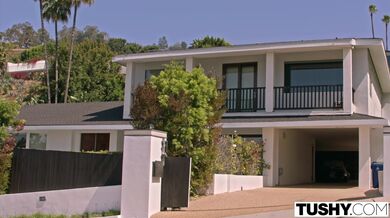 TUSHY - Ohromující Little Caprice má vášnivý anální sex