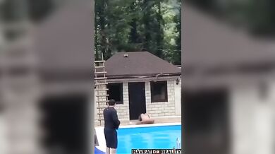 Bolestivý skok do bazénu