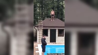 Bolestivý skok do bazénu