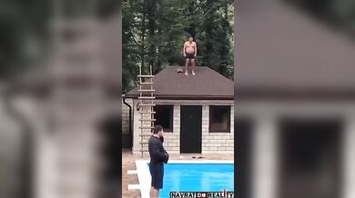 Bolestivý skok do bazénu