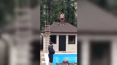 Bolestivý skok do bazénu