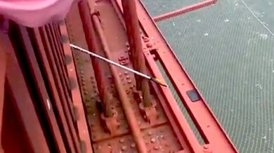 Policista pomáhá ženě zachránit její telefon