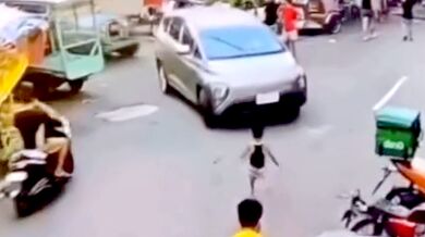 Chlapec přežil přejetí dvěma vozidly