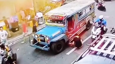 Chlapec přežil přejetí dvěma vozidly