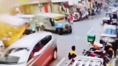 Chlapec přežil přejetí dvěma vozidly