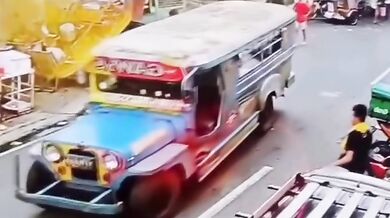 Chlapec přežil přejetí dvěma vozidly