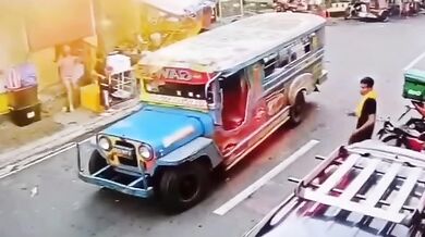 Chlapec přežil přejetí dvěma vozidly