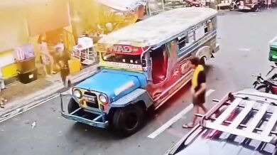 Chlapec přežil přejetí dvěma vozidly