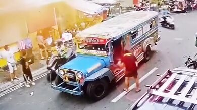 Chlapec přežil přejetí dvěma vozidly