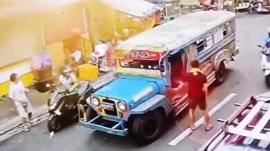 Chlapec přežil přejetí dvěma vozidly