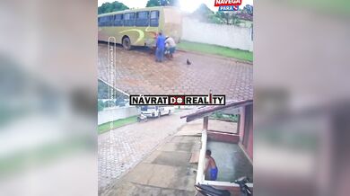 Vážná kolize motocyklisty se stojícím autobusem