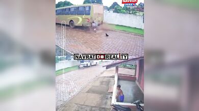 Vážná kolize motocyklisty se stojícím autobusem