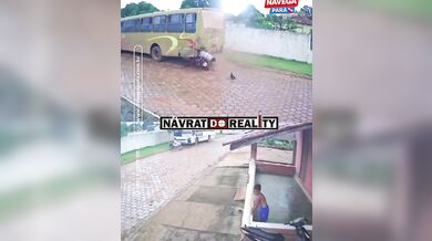 Vážná kolize motocyklisty se stojícím autobusem