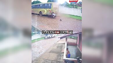 Vážná kolize motocyklisty se stojícím autobusem