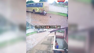 Vážná kolize motocyklisty se stojícím autobusem