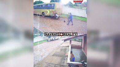 Vážná kolize motocyklisty se stojícím autobusem