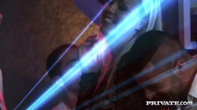 Zrzka podvádí svého přítele se dvěma muži na záchodě v klubu