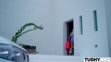 TUSHY - Blonďaté kámošky experimentují s žhavým cizincem