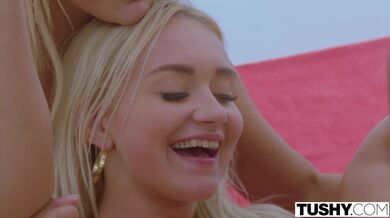 TUSHY - Blonďaté kámošky experimentují s žhavým cizincem