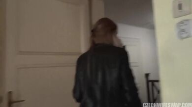 Domácí výměna manželek 12 s nadrženou blondýnou co miluje mrdání