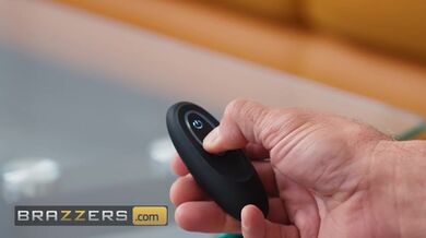 Mick našiel ovládač a poriadne Nichole vytrestal v zadku