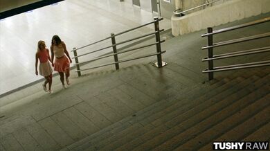 Dvě sexy nejlepší kamarádky si nechaly v divoké trojce pořádně provětrat své zadečky