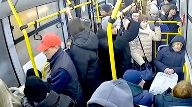 Silný vítr v Orlu strhl dopravní značku, která prorazila okna projíždějícího autobusu